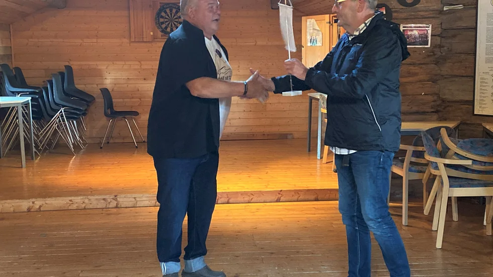 "Samarbete ger resultat", konstaterar Stig Svanberg, ordförande för Caravan Club i Norrbotten (till vänster) som överlämnade en standar från Norrbottensektionen till Bertil Eckeryd, ordförande i Västerbottenssektion. 