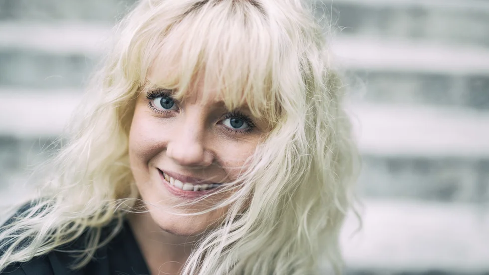 Ida Wiklund är född i Örbyhus, norr om Uppsala, men bor sedan åtta år tillbaka i Stockholm.