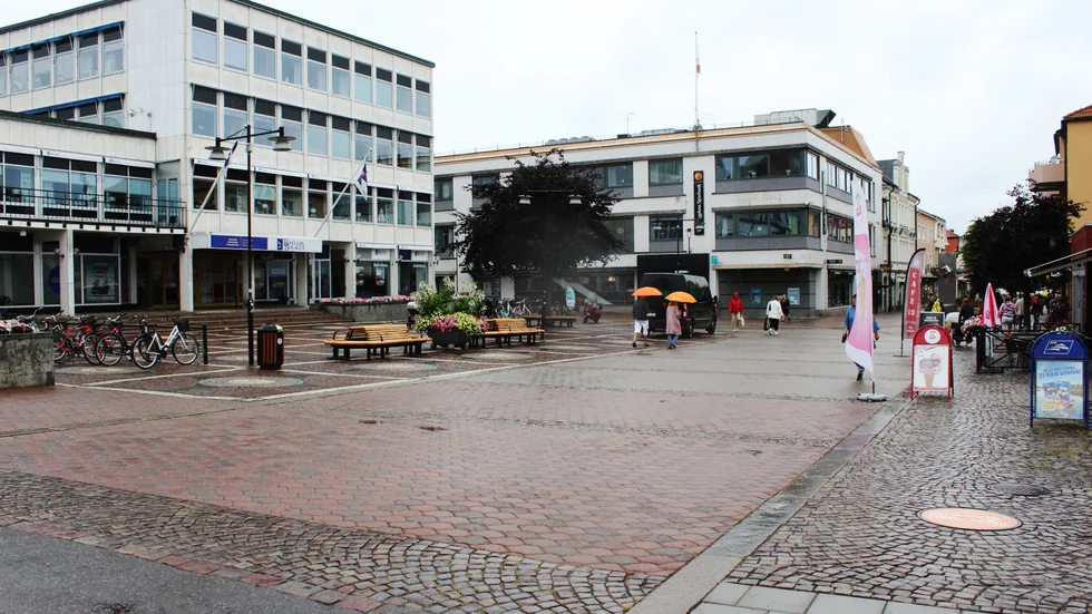 Västerviksbon dömdes till fängelse för en grov misshandel på Spötorget sommaren 2020, tillsammans med en till medåtalad. Skadeståndet som följde domen är ännu inte betalt, till fullo.