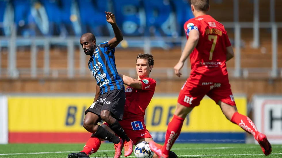 Sirius Mohammed Saeid och IFK Norrköpings Rasmus Lauritseni duell.