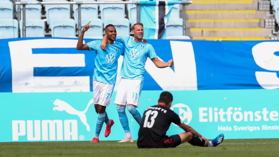 Malmös Isaac Kiese Thelin gör 2-1 mot Malmö och jublar tillsammans med Ola Toivonen.