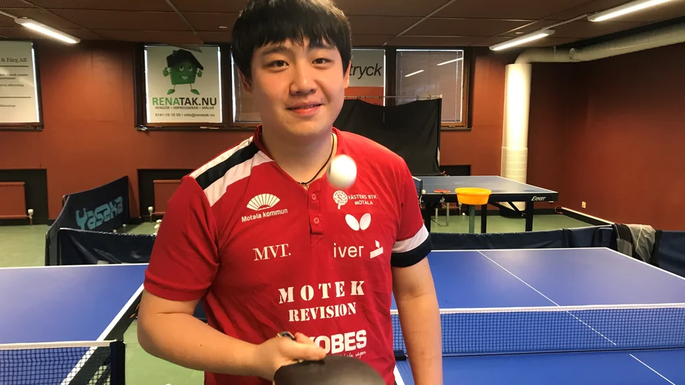 Ett flertal gånger har Zhu Haixiao bokat in flyg hem till Kina. Men varje gång har resan ställts in. Västerproffset är fortsatt kvar i Motala, vilket kan försena hans medverkan nästa säsong.