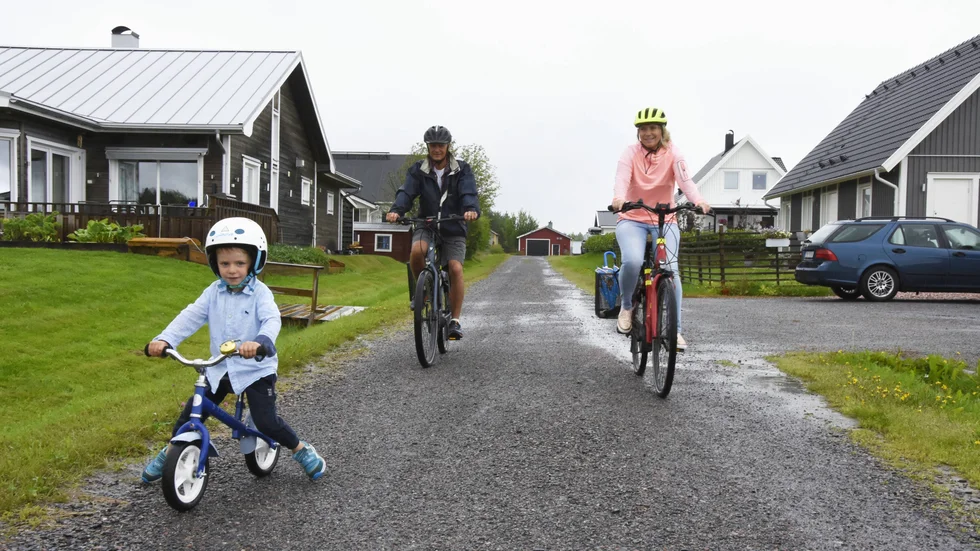 Alex Bylund, Ingermar Ask och Pernilla Nordgren cyklar för hälsan och miljön.