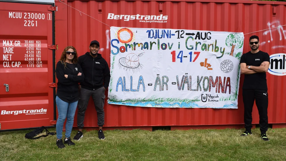 Gränbyparken lockar många unga i sommar. I aktiviteterna håller fritidsledaren Maha Omari och koordinatorn för Fritid östra, Abiel Habteyohannes. Till höger fritidsledaren Hussein Youssef. 