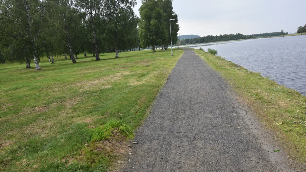 En kvinna har polisanmält att hon blev knivstucken efter den här promenadvägen den 28 juni i Boden.