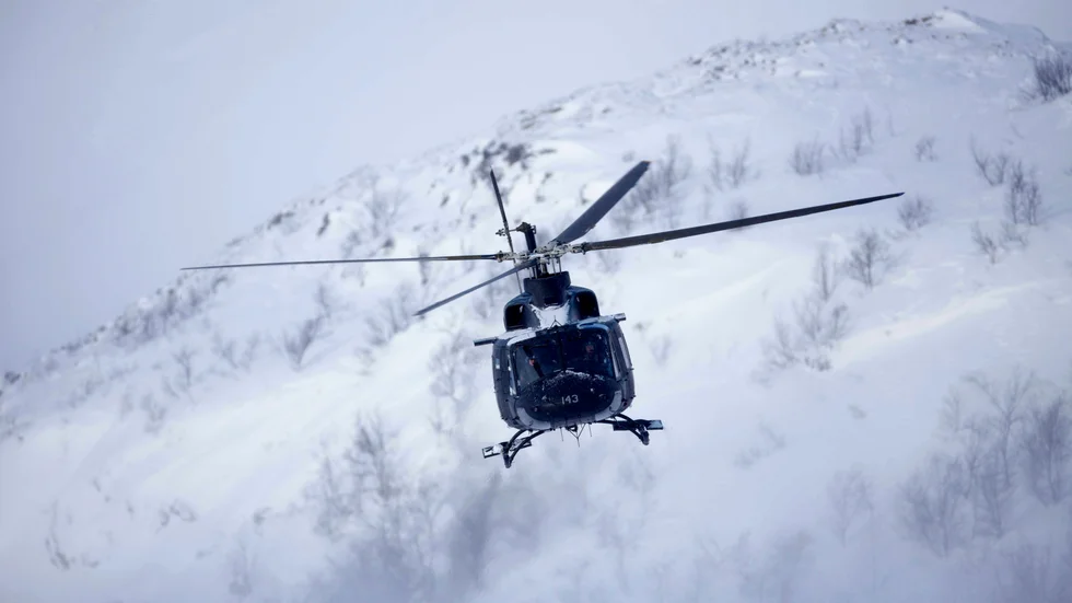 En person har räddats från Kebnekaise. På bilden en norsk helikopter i samma område. Arkivbild.