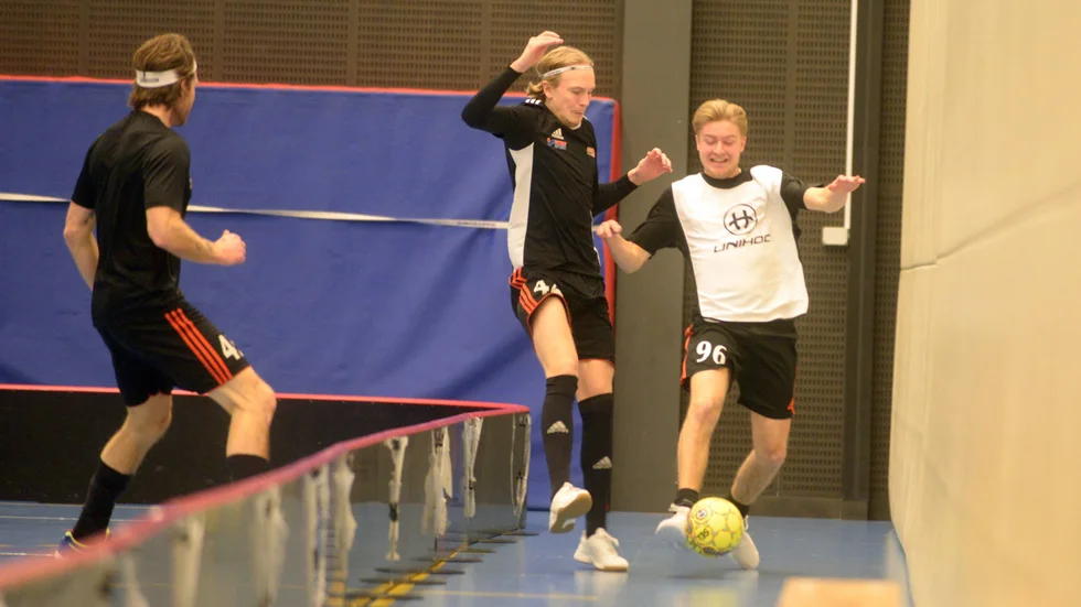 Lukas Carlsson började som fotbollsspelare, men numera är det bara innebandy som gäller. Han är målskytten Onyx så väl behöver.