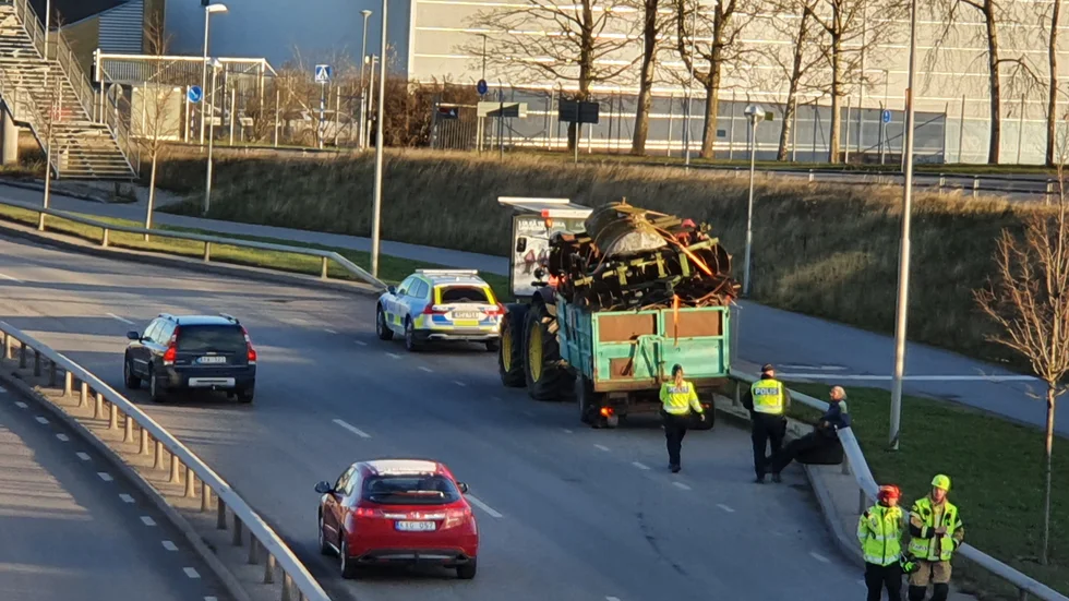 Traktorn som råkade få punktering under färden på Råbergaleden.