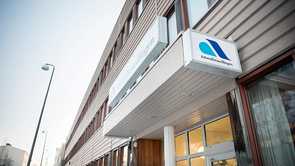 Skribenten vill ha jobb och inte sjukbidrag, men får ingen hjälp. 