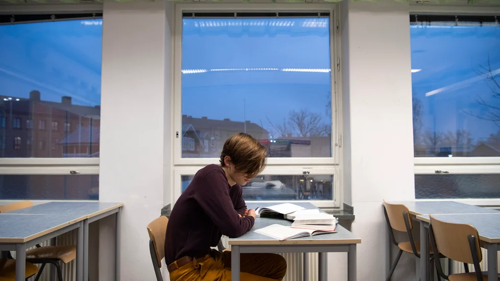 Många med autism är överkänsliga för ljud, ljus och dofter. Se om skolmiljön kan anpassas för att ta bort den typen av hinder. 