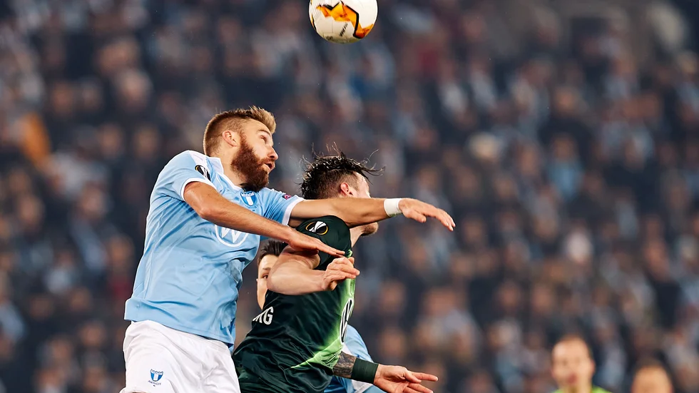 Malmö FF:s Rasmus Bengtsson är kritisk mot hur han blivit behandlad de senaste månaderna. Här under Europa League-mötet mot Wolfsburg i februari. Arkivbild.