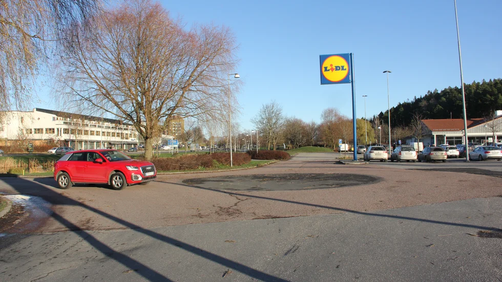 En mörk cirkel i asfalten är det enda som nu är kvar efter den borttagna rondellen mellan Coop och Lidl.
