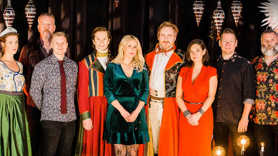 Västanå Jul-ensemble: Hanna Kulle, Roger Tallroth, Niklas Bertilsson, Daniel Lindman Agorander, Heidi Talbot, Jakob Hultcrantz Hansson, Sophia Stinnerbom, Magnus Stinnerbom, Sébastien Dubé.