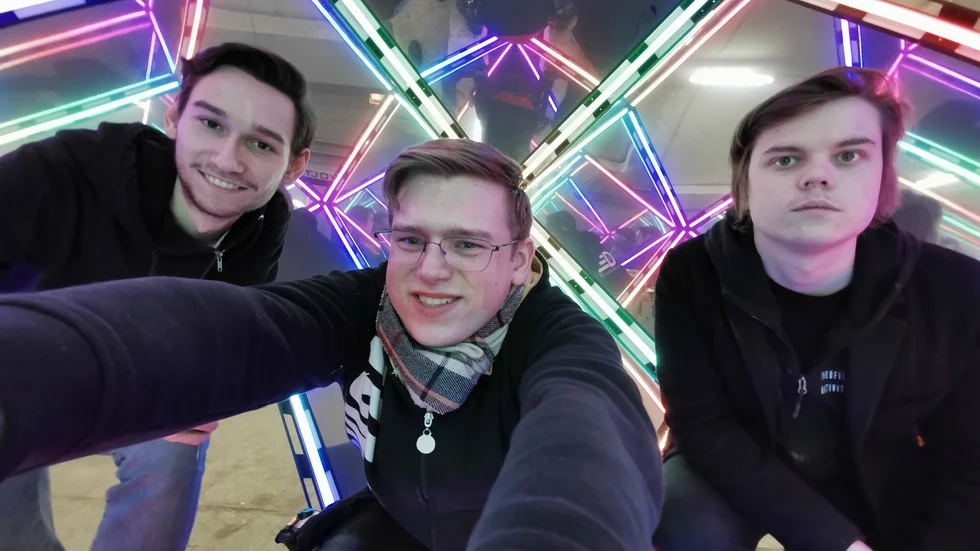Studenterna på civilingenjörsprogrammet i elektronikdesign vid LiU som gjort installationen "Outside the box": Albin Lejåker (år 5), Samuel Jenerberg (år 3) och Theofil Eriksson Petrovski (år 2). 
