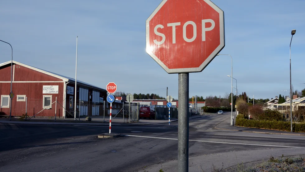 Här i närheten av korsningen mellan Stora Trädgårdsgatan och Perugatan inleds grävarbetet, som kommer att innebära stopp för genomfartstrafik längs gatan fram till jul. Sedan väntar ytterligare nästan två år av vägarbeten längs gatan. 