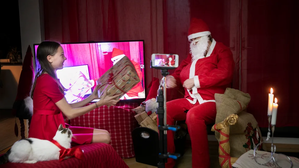 Uppkopplad julklappsutdelning där släkt och vänner deltar coronasäkert.