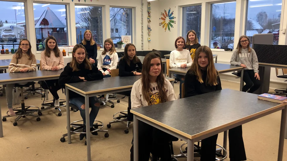 Elever på Sunderbyskolan. Från vänster: Charlotta Johansson-Palmgren, Alva Videhall, Flora Everdin, Julia Rosendahl, Klara Olsson, Adina Aidanpää, Emelie Norberg, Cornelia Eksholm, Desirée Hietala Sacko, Julia Larsson och Alma Uvemo. 