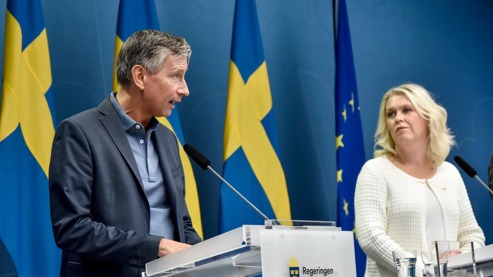 Vaccinsamordnare Richard Bergström och socialminister Lena Hallengren under en tidigare pressträff om arbetet med Sveriges vaccinstrategi. Arkivbild