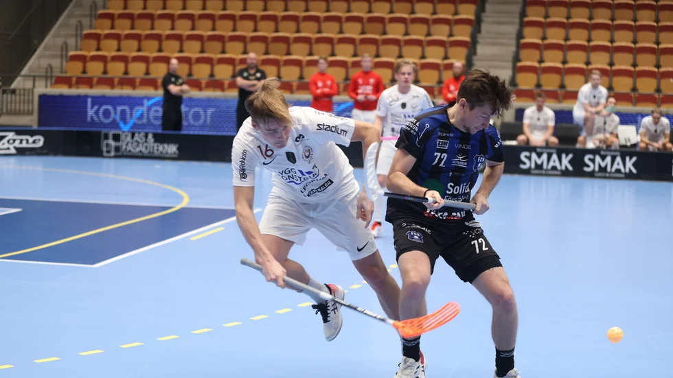 Victor Andersson i vitklädda Storvreta i kamp med Helsingborgs Linus Malmström.