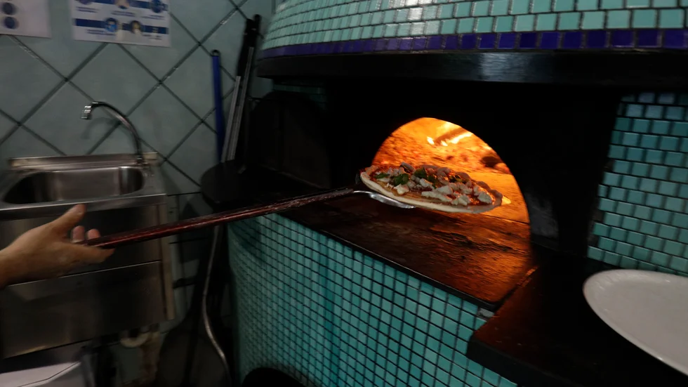 En pizzeriaanställd påstod att han endast hade varit kund på sin arbetsplats, vilket orsakade en total lockdown i den australiska delstaten South Australia.