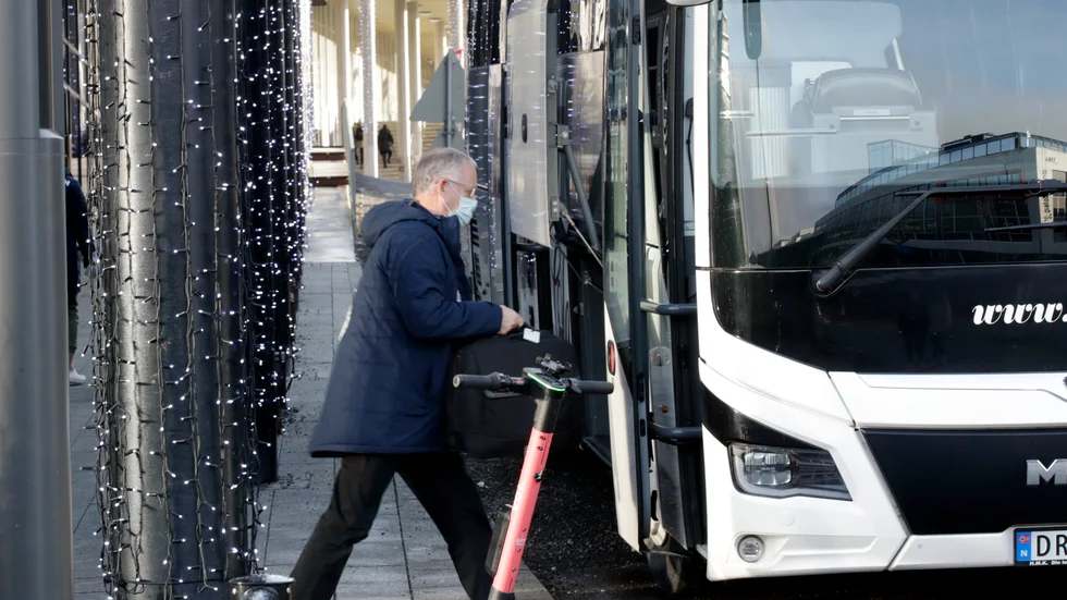 Norges förbundskapten Lars Lagerbäck går på bussen för avresa mot flygplatsen. Senare stoppades resan till Bukarest.