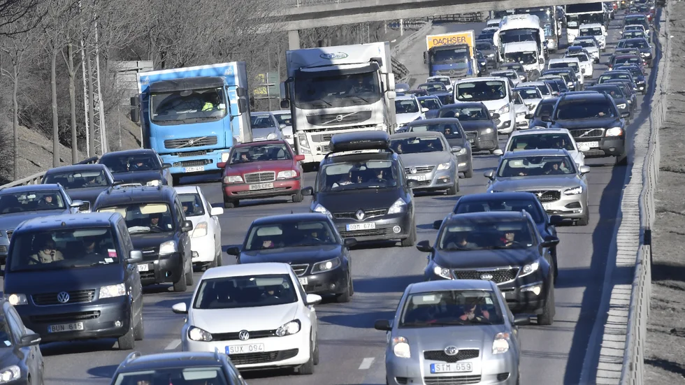 Intensiteten i trafiken ökar i hela Sörmland i takt med att antalet inregistrerade bilar i hela länet ökar. Flesta fordon återfinns per tusen invånare i Vingåker, minst antal fordon finns i Eskilstuna, som ligger långt under snittet för både länet och hela landet.