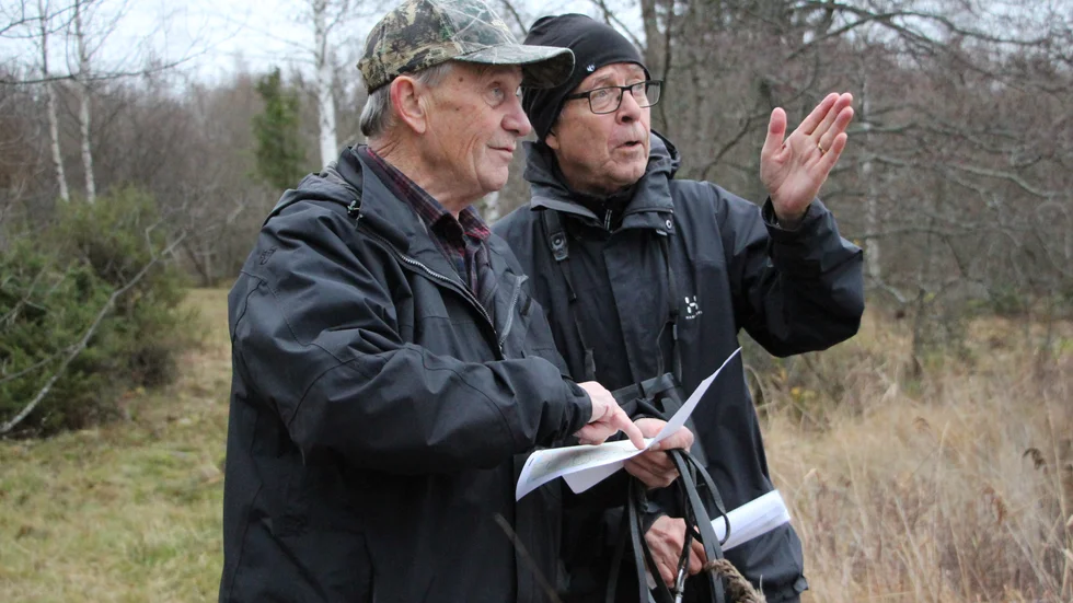Kenneth Lekberg och Bo Tufvesson blickar ut över Holmsjön i riktning mot platsen för det närmaste planerade vindkraftverket.
