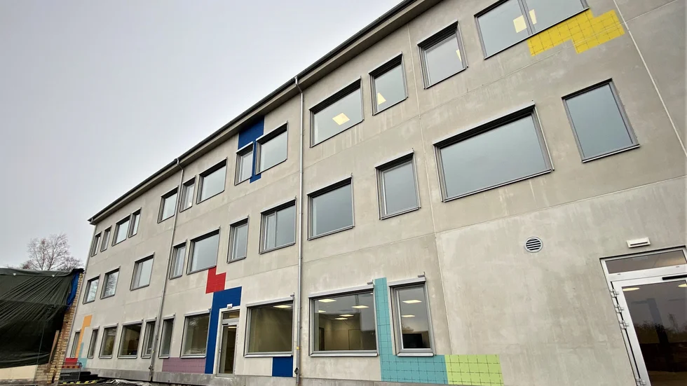 Den 18 december lämnas nycklarna till skolan över till kommunen som en symbol för att bygget är klart. Men debatten om fasaden lär fortgå ett tag till.