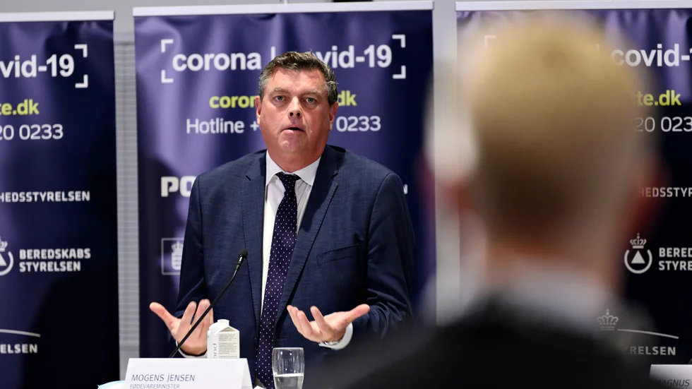 Danmarks livsmedelsminister Mogens Jensen (S) hänger löst. Oppositionen får inte ihop hans förklaringar om det olagliga beslutet att avliva varenda mink i Danmark.