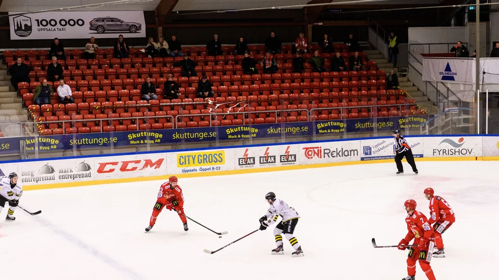 Almtuna under en match tidigare i höstas inför 50 åskådare. Nu är lagets match mot Vita Hästen på lördag i farozonen på grund av covid-19.