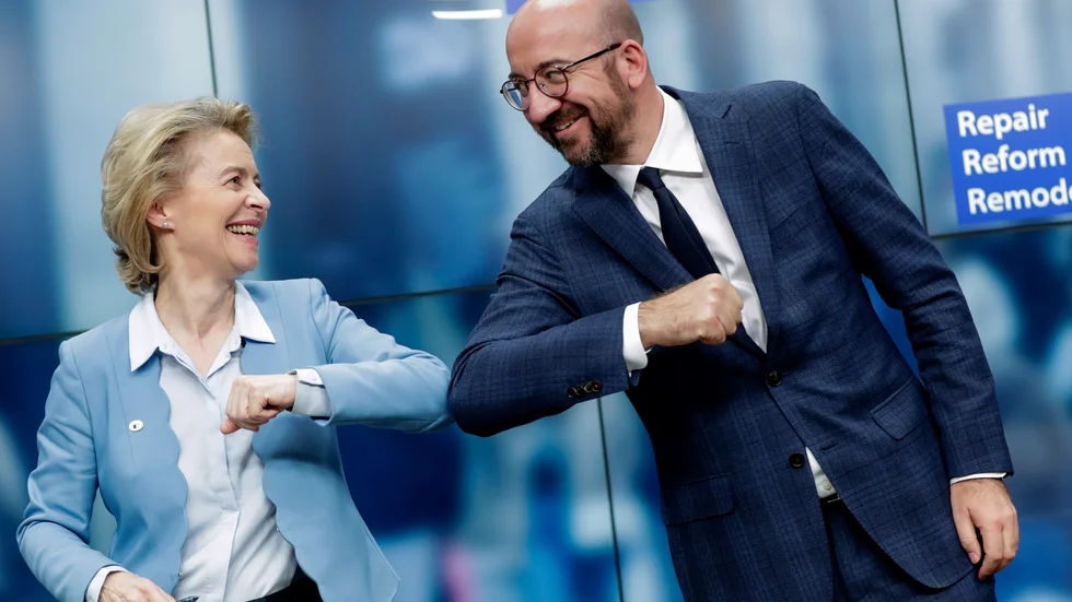 EU-kommissionens ordförande Ursula von der Leyen och permanente rådsordföranden Charles Michel var nöjda när EU-länderna enades om sin syn på nästa långtidsbudget i somras. Nu uppges även EU-parlamentets förhandlare säga slutligt ja till uppgörelsen. Arkivfoto.