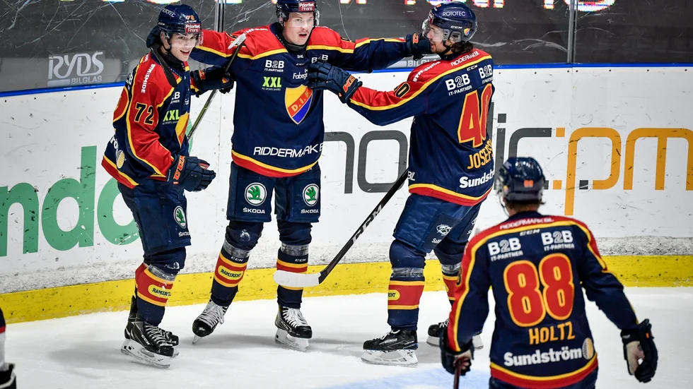 Djurgården körde över Linköping och jublade bland annat över 2–0-målet från Linus Andersson, mitten, i Hovet i Stockholm.