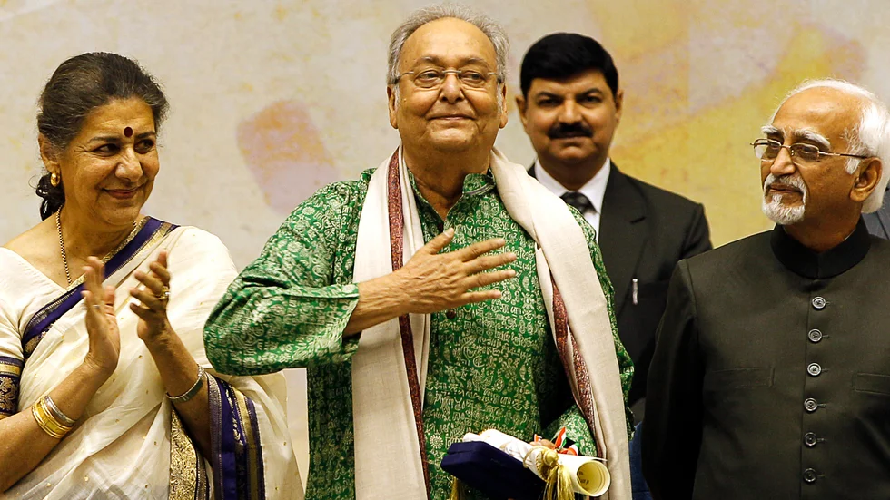 Den indiske skådespelaren Soumitra Chatterjee (mitten) gjorde över 300 filmer under sex decennier. Här tar han emot pris på filmfestivalen i New Delhi 2012. Arkivbild.