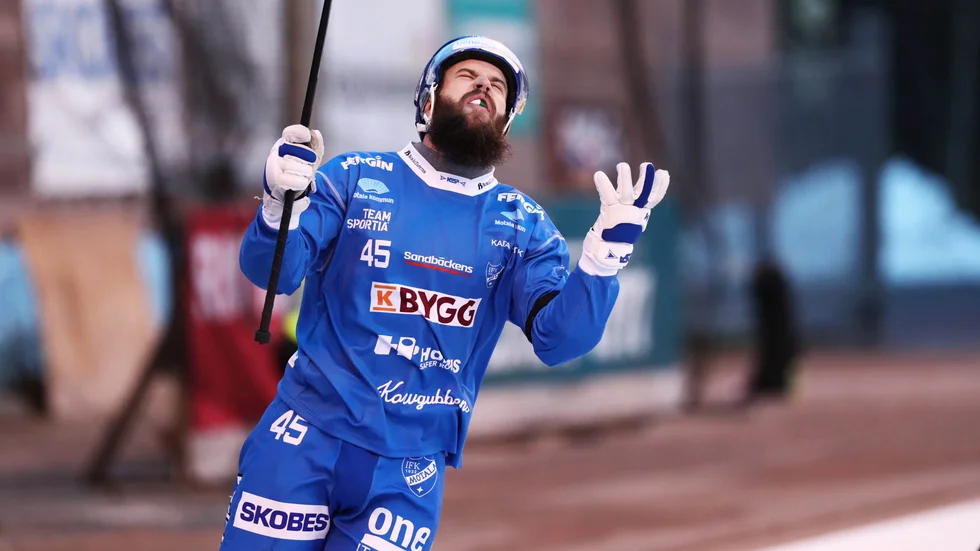 Aj, aj, aj. IFK Motalas anfallare Jonas Enander är besviken över en missad chans förra säsongen. Uppladdningen inför årets elitserie störs nu av både coronakris och mildväder.