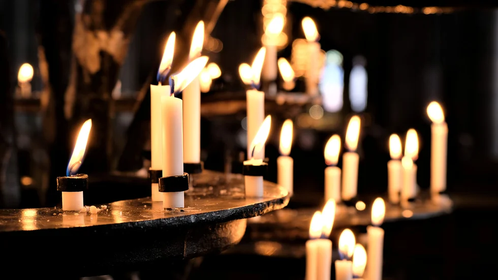 Programmet under minneshögtiden är uppbyggt kring Faurés requiem där musiken varvas med ljuständning, textläsning ur olika religiösa traditioner och tal.