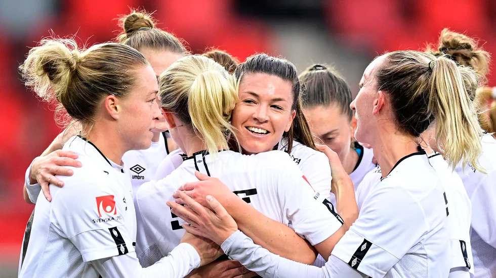 Pauline Hammarlund (mitten) jublar med lagkamraterna efter sitt 2–0-mål.