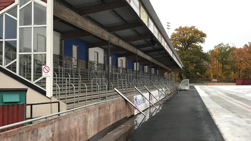 Sittplatsläktare. Här på K bygg arenas huvudläktare ska 300 sittande kunna få plats när elitserien startar med matchen mot Vänersborg 14 november. "Det blir sju sektioner", säger IFK Motalas klubbchef Pär Beckne.