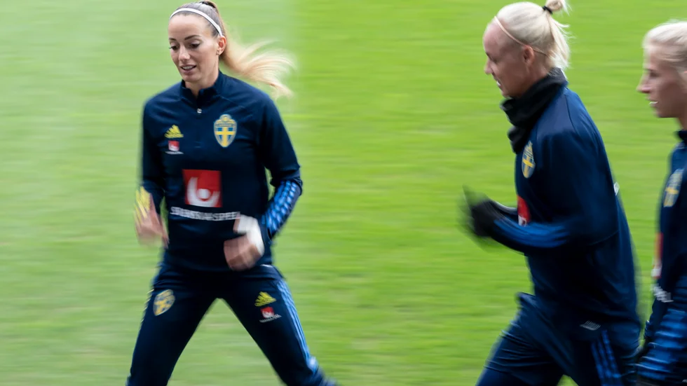 Kosovare Asllani och Caroline Seger är två av Sveriges nyckelspelare i kvällens gruppfinal i EM-kvalet mot Island. En svensk seger skulle innebära att biljetten till fotbolls-EM 2022 är säkrad.