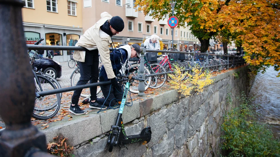 I dagsläget har Tier ett avtal med ett dykarsällskap som rycker ut om en elsparkcykel skulle hamna i Fyrisån. "Litiumbatterier ska inte vara i vatten", säger Svedenstedt.  