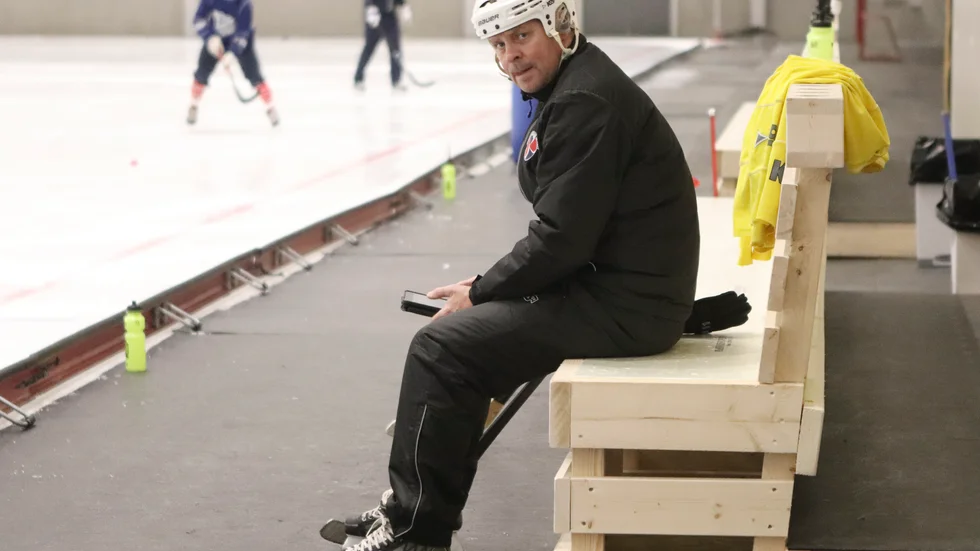 Den nya ishallen är det bästa som hänt Katrineholmsbandyn tycker Roger "Gubben" Carlsson om sina tre sejourer på Backavallen. Men nu är det slut.
