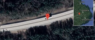 Personbil stillastående på E18 - helt stopp i ett körfält