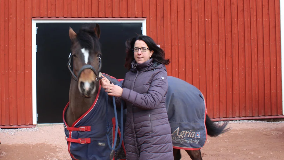 Jennie Norström, här med hästen Sörbys Yust Lady, representerar Gamleby ridklubb.