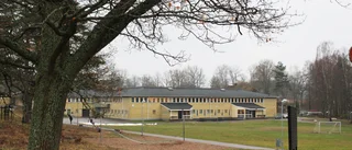 Buskörning på skolans gräsplan   