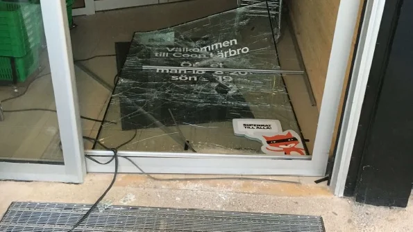 Såhär såg entrén ut efter att trion genomfört stölden från butiken. 