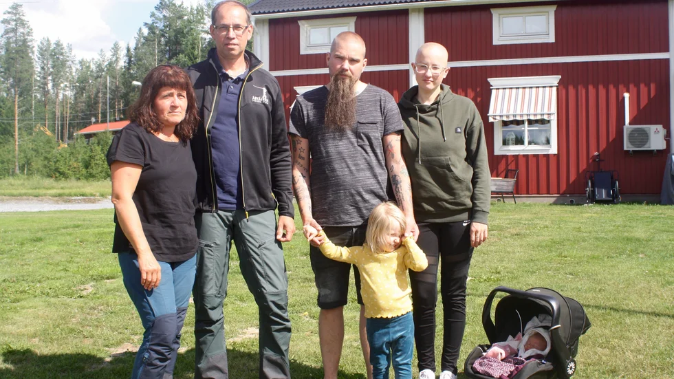 Två familjer som inte vill att Källbomark vindkraftpark ska byggas: Från vänster: Kristina Larsson, Magnus Larsson, Anton Bergh och Maja Edin Normark samt Lillemor och "Lillan" Bergh.