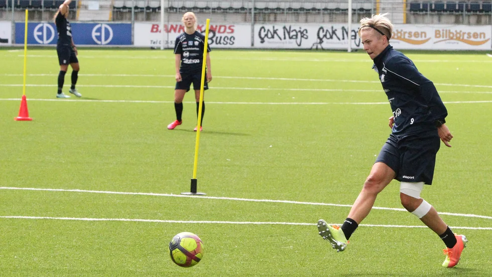 Lina Hurtig har haft problem med knät men har nu börjat kunna spela igen. För att motverka något allvarligt är dock speltiden sparsamt tilltagen till en början. 