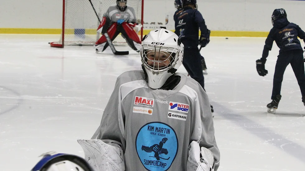 Att ha roligt är alltid högt prioriterat i Kim Martin Goalie Academy, något som verkligen märks. Här ler Arvid Bermlid skrinnandes bort mot en välbehövlig vattenpaus. 
