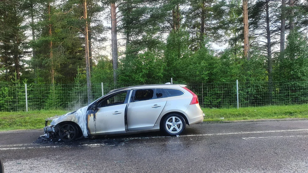 En bil fattade eld på väg 97 i höjd med Gammelstad.  Räddningstjänsten lyckades släcka av branden snabbt.
