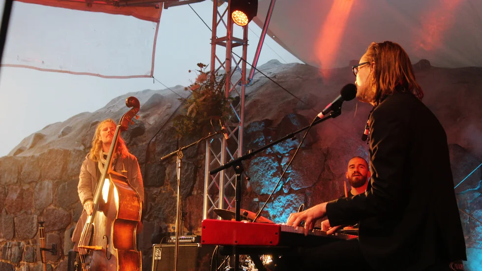 Franska Trions sångare och låtskrivare är Matti Ollikainen, vid pianot.
