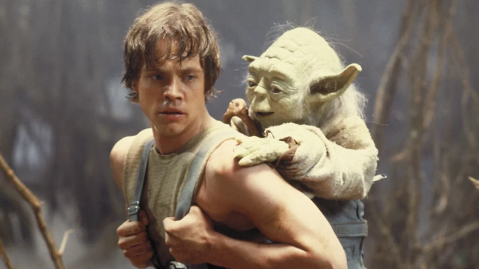 Luke Skywalker (Mark Hamill) och Yoda i "Rymdimperiet slår tillbaka". Pressbild.